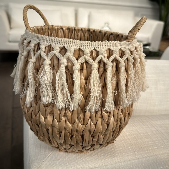 NWOT STRAW BASKET - Picture 3 of 17